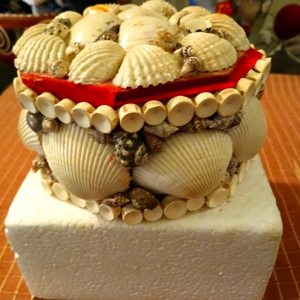 VTG. SEASHELL ART RED VELVETEEN..GOLD CHAIN VANITY..JEWELRY TRINKET BOX..BY PWF